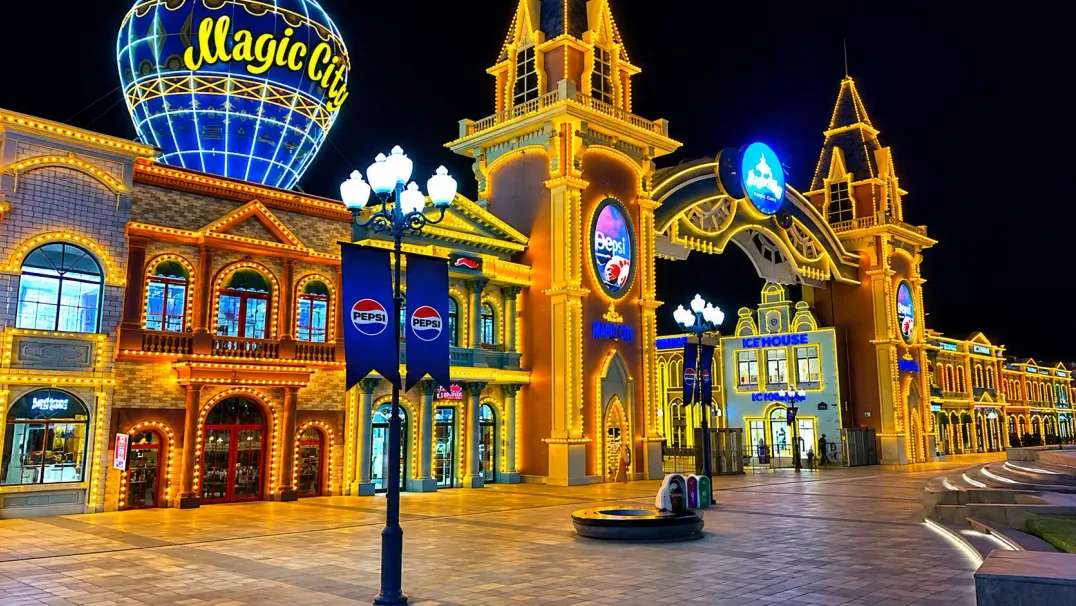 Променад Magic City и его фирменный шар в вечерней подсветке.